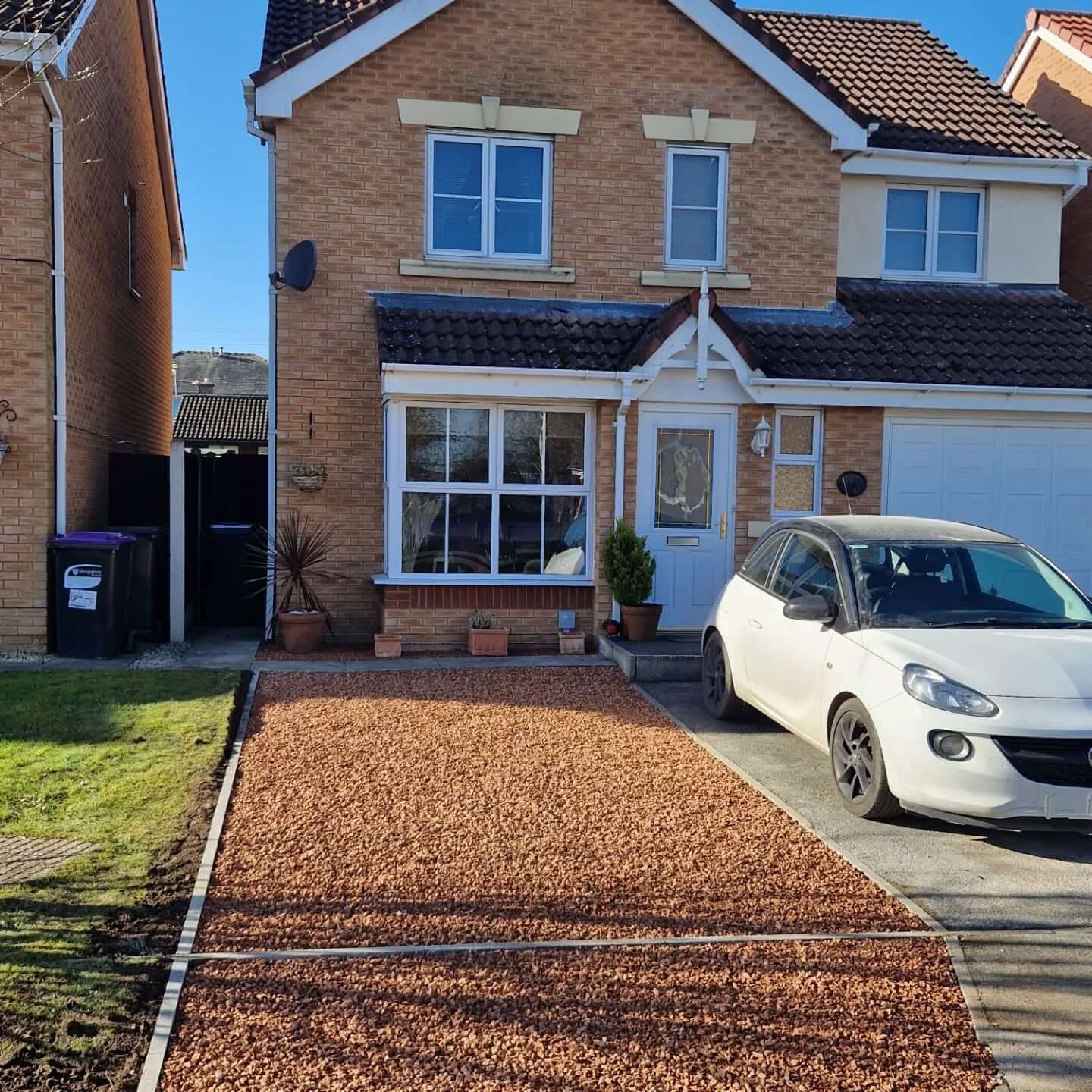 Transform Your Curb Appeal: Inexpensive Driveway Edging Ideas That Make a Big Impact 4