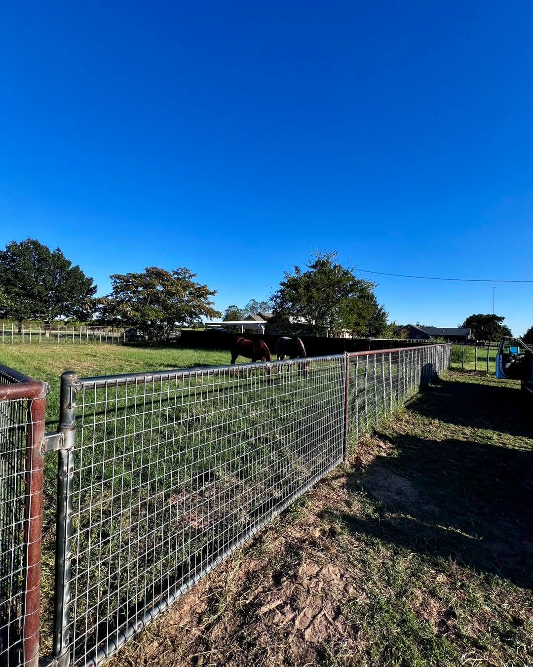 Creative Pipe Fence Ideas to Elevate Your Property’s Curb Appeal 4