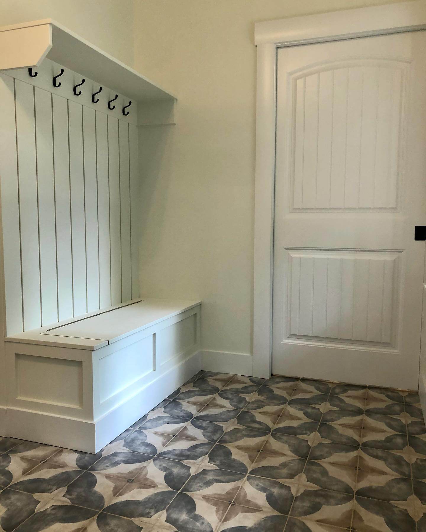 Transform Your Home: Ingenious Entryway Floor Ideas That Impress 3