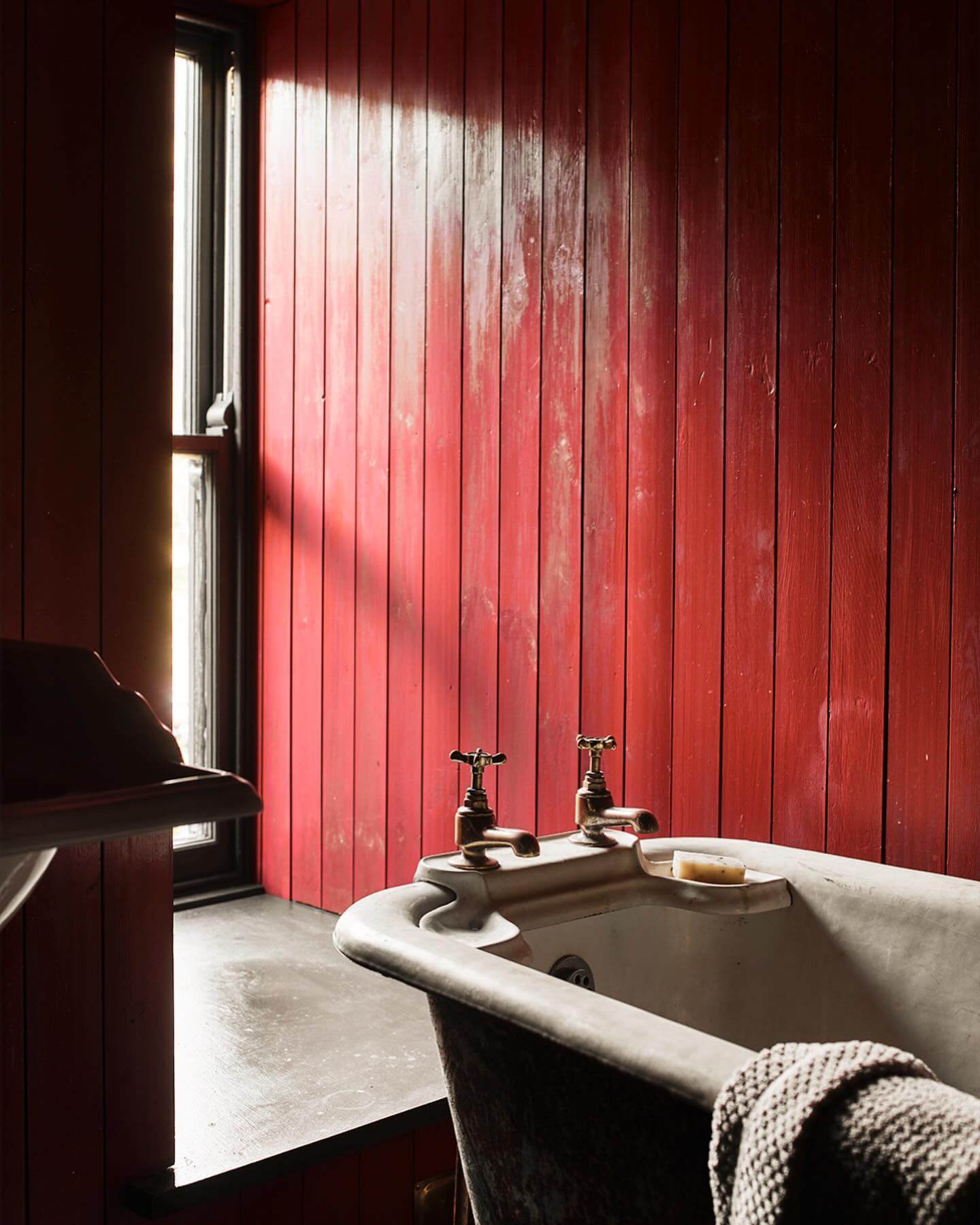 Transform Your Space: Brilliant Red and Black Bathroom Design Ideas You Need to See 4