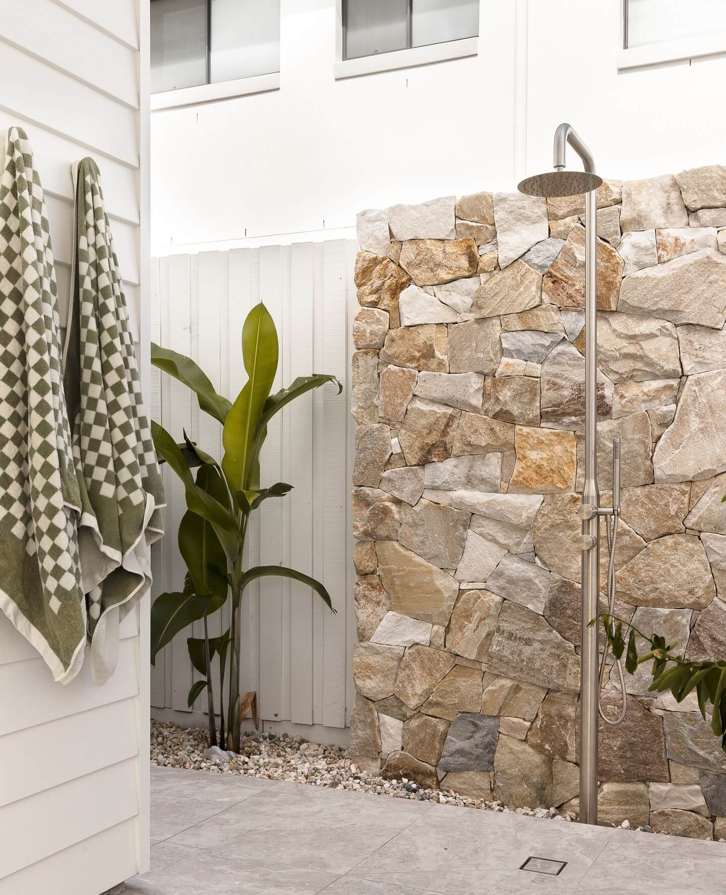 Transform Your Backyard Bliss: Creative Outdoor Shower Ideas 5