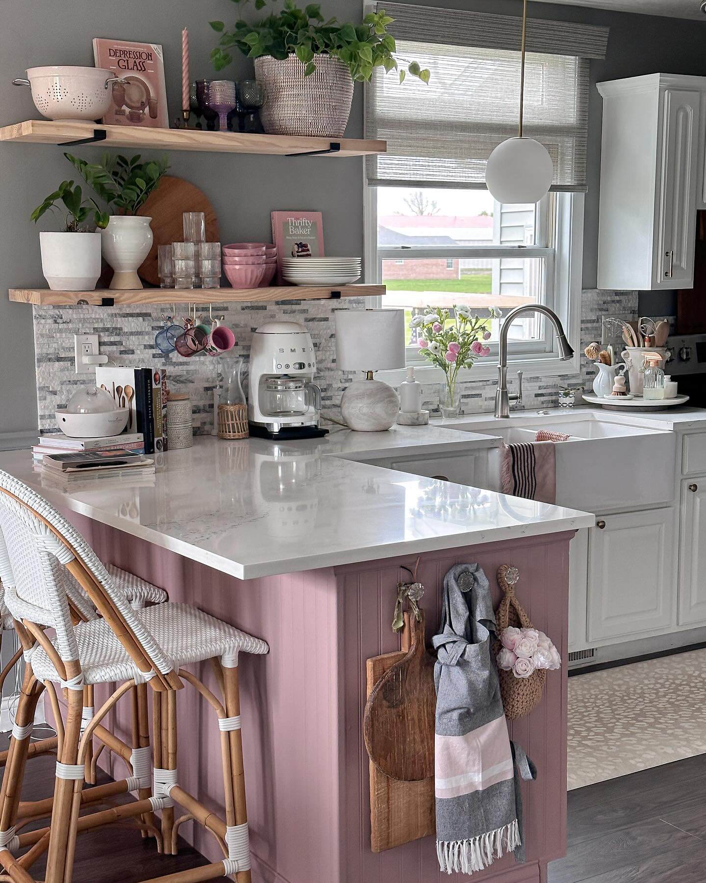 Cozy and Chic: Transform Your Kitchen with These Breakfast Nook Ideas 5