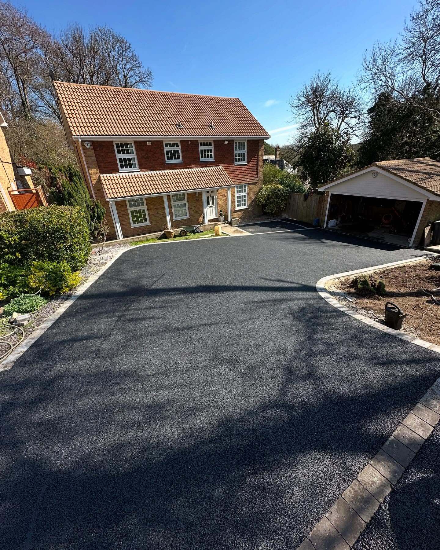 Transform Your Curb Appeal: Inexpensive Driveway Edging Ideas That Make a Big Impact 5