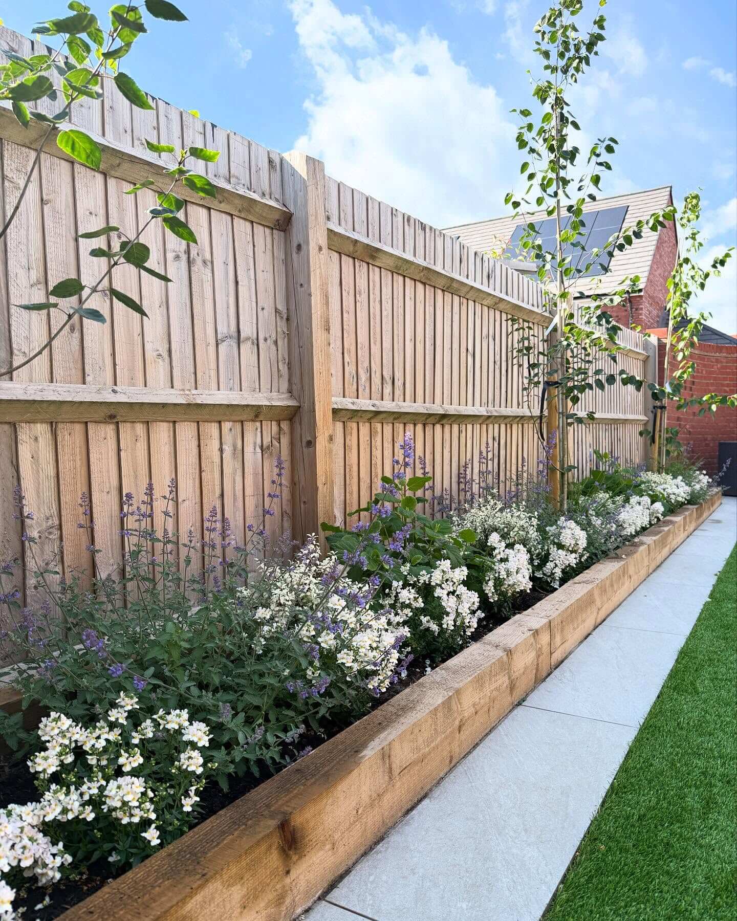 Blooms and Curb Appeal: Transform Your Home with These Front of House Flower Bed Ideas 5