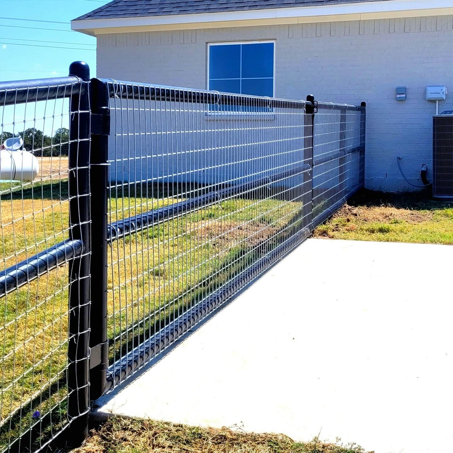 Creative Pipe Fence Ideas to Elevate Your Property’s Curb Appeal 5