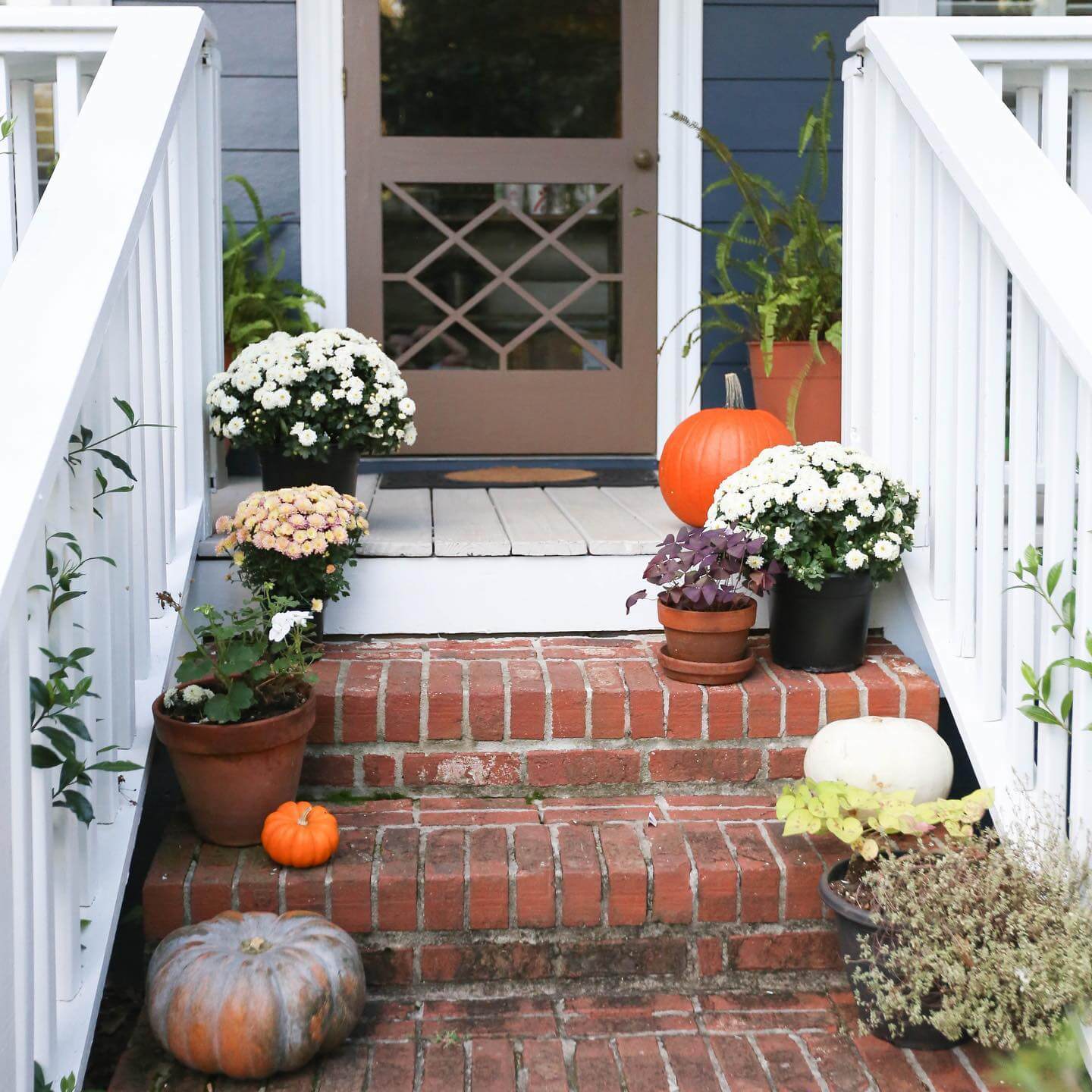 10 Enchanting Front Porch Decor Ideas That Will Transform Your Outdoor Space 6