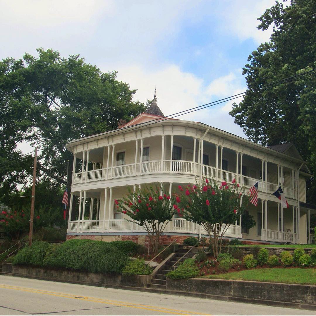 15 Stunning Double Wide Front Porch Ideas to Transform Your Home 6