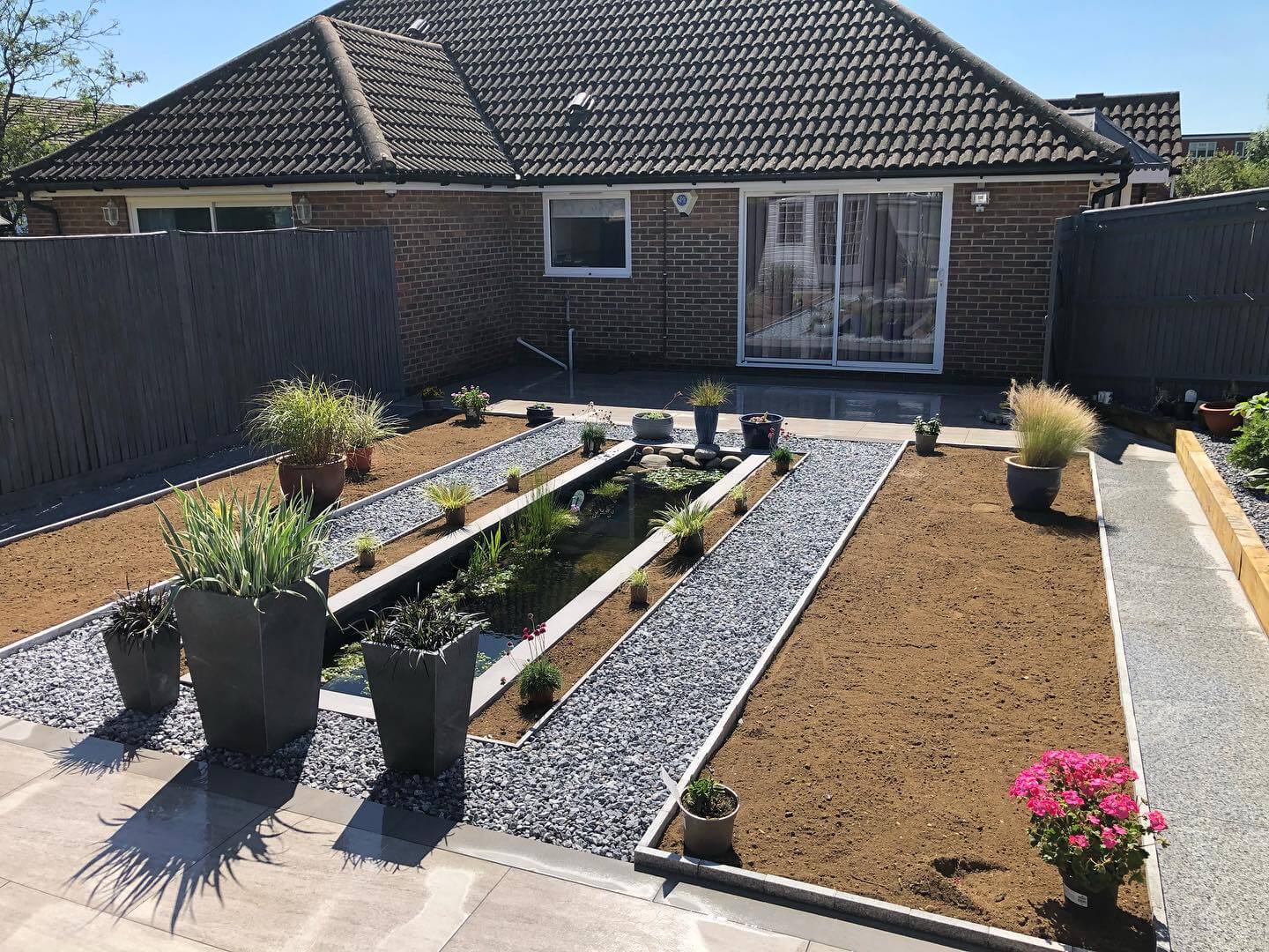 Blooms and Curb Appeal: Transform Your Home with These Front of House Flower Bed Ideas 7