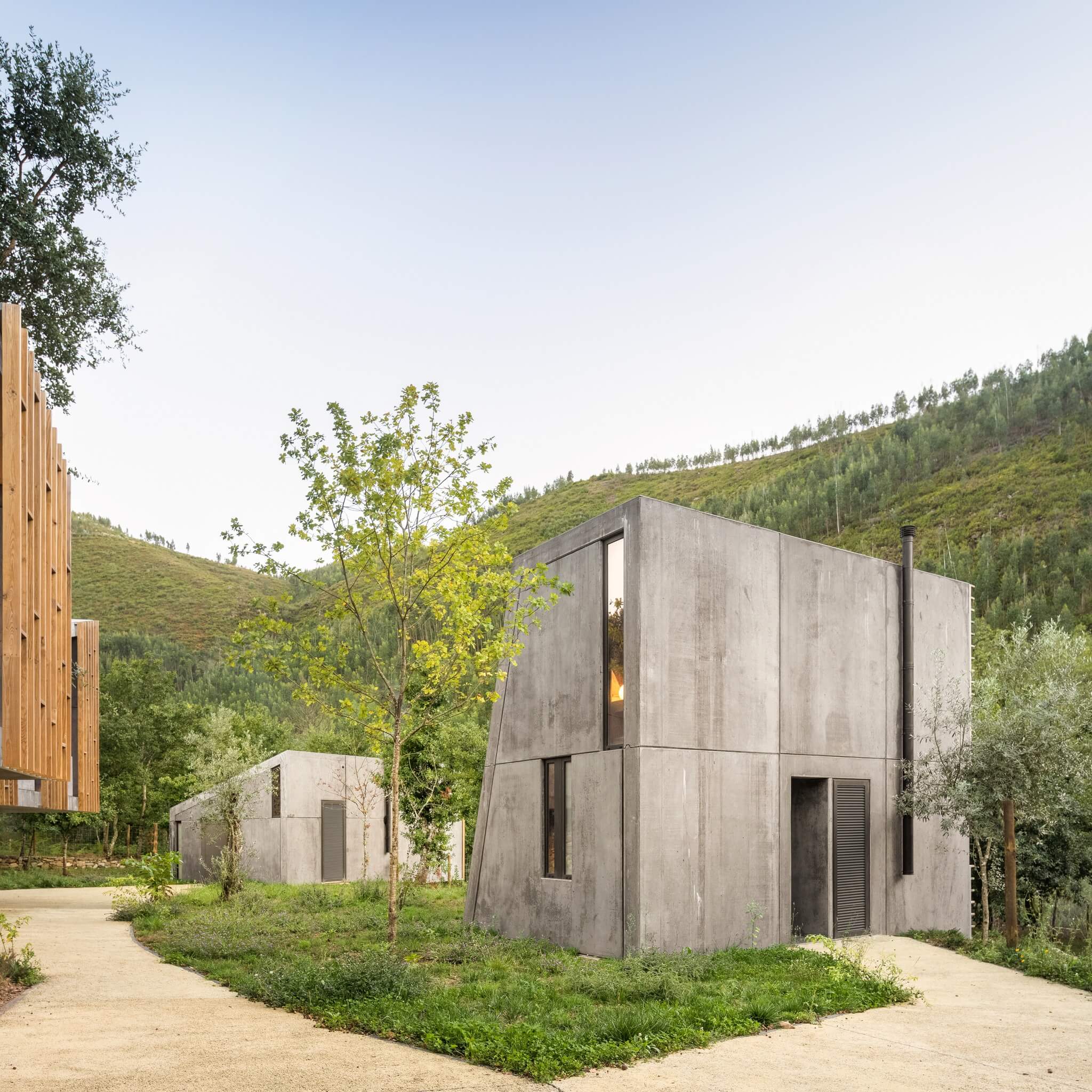 Charming Small Cabin Exterior Ideas to Inspire Your Next Rustic Retreat 7