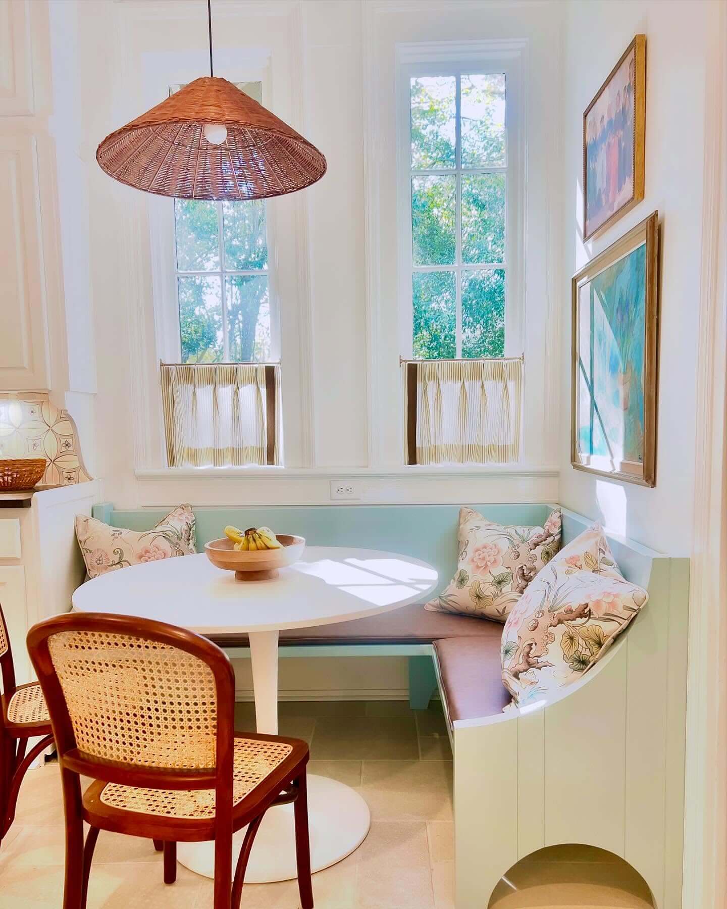 Cozy and Chic: Transform Your Kitchen with These Breakfast Nook Ideas 7