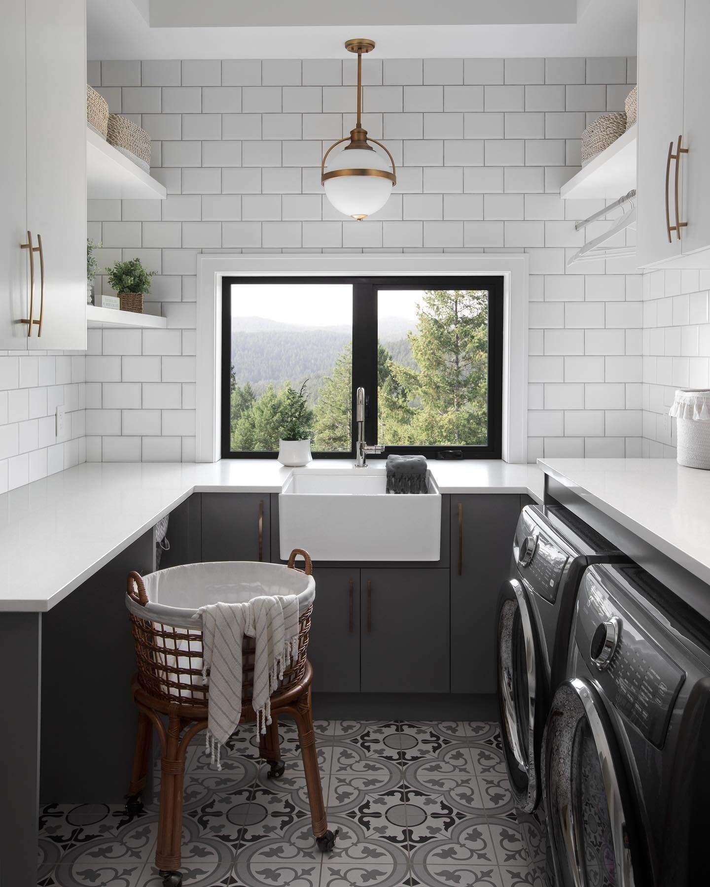 Brighten Up Your Space: Stunning Laundry Room Lighting Decor Ideas 7