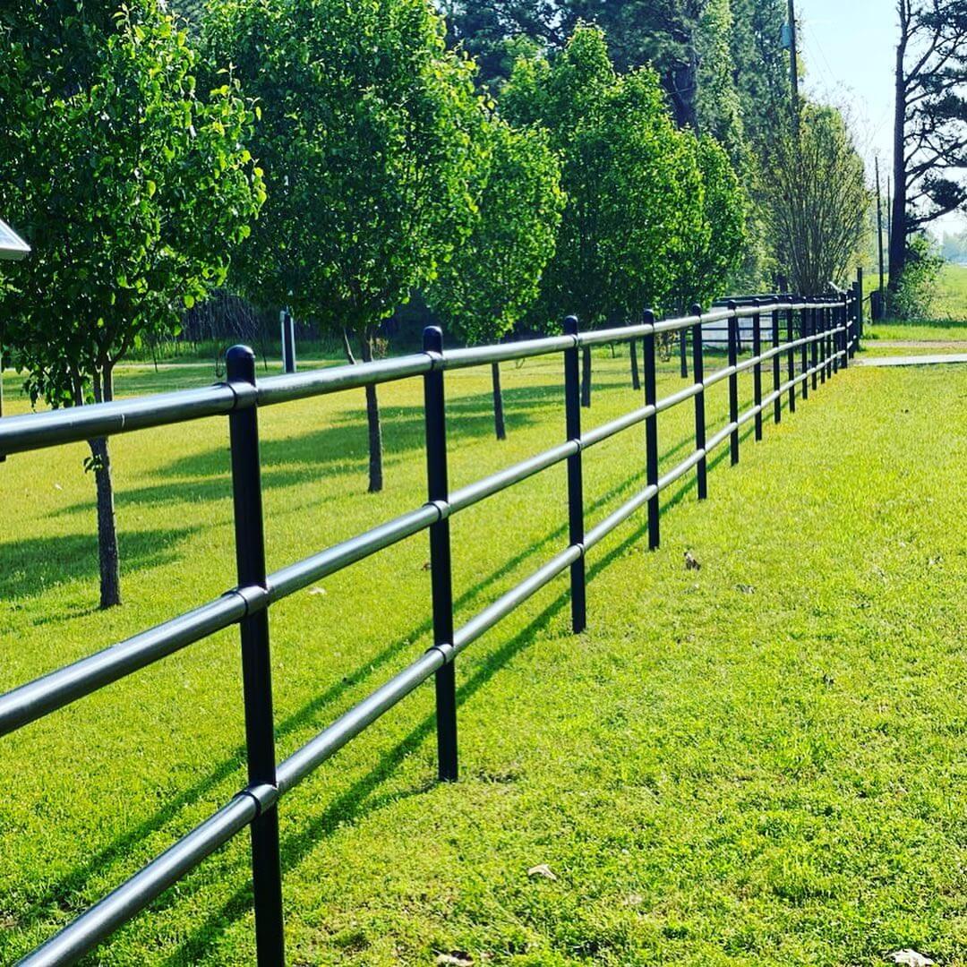 Creative Pipe Fence Ideas to Elevate Your Property’s Curb Appeal 7