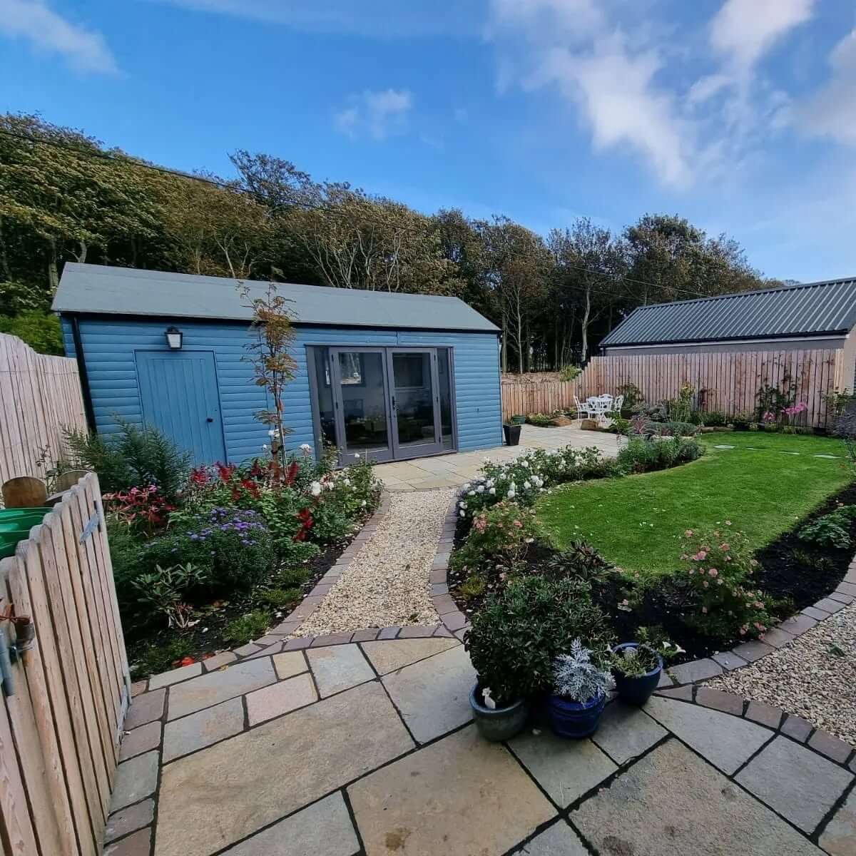 Blooms and Curb Appeal: Transform Your Home with These Front of House Flower Bed Ideas 8