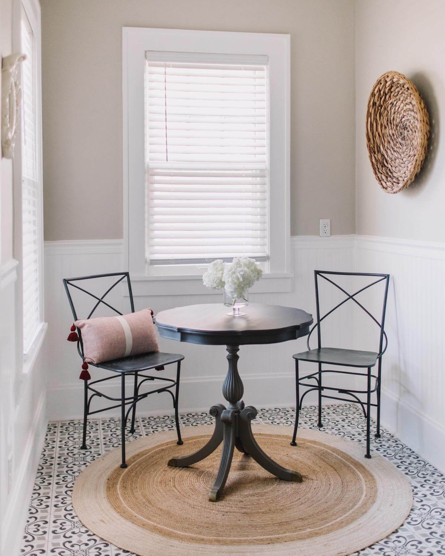 Cozy and Chic: Transform Your Kitchen with These Breakfast Nook Ideas 8