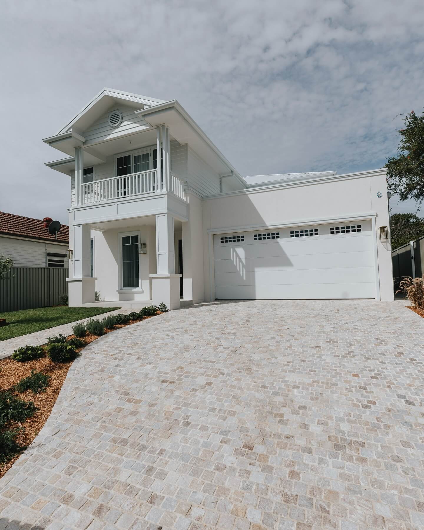 Transform Your Curb Appeal: Inexpensive Driveway Edging Ideas That Make a Big Impact 8