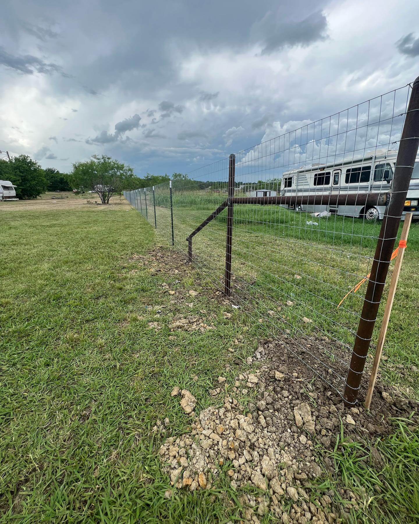 Creative Pipe Fence Ideas to Elevate Your Property’s Curb Appeal 9