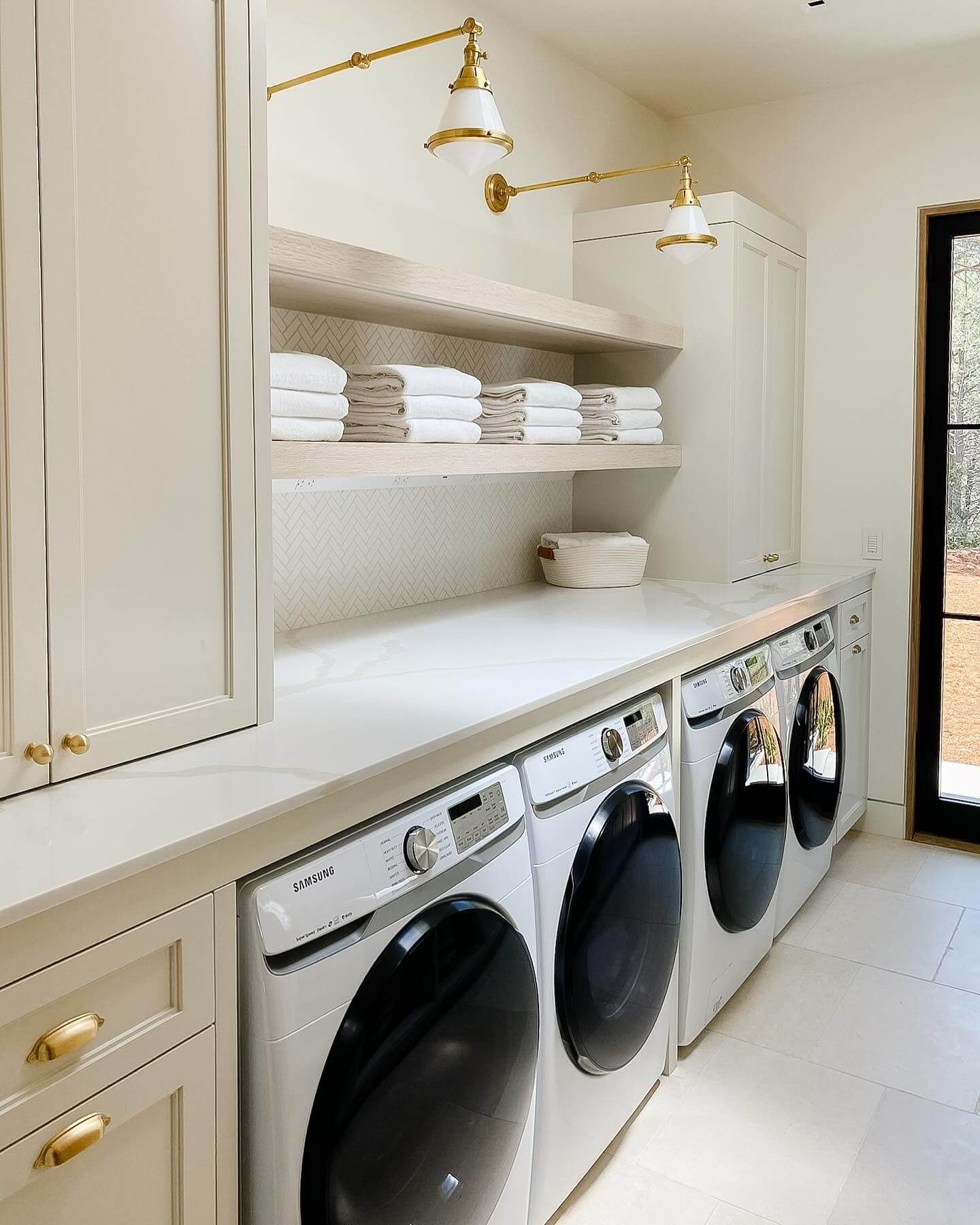 Brighten Up Your Space: Stunning Laundry Room Lighting Decor Ideas 9