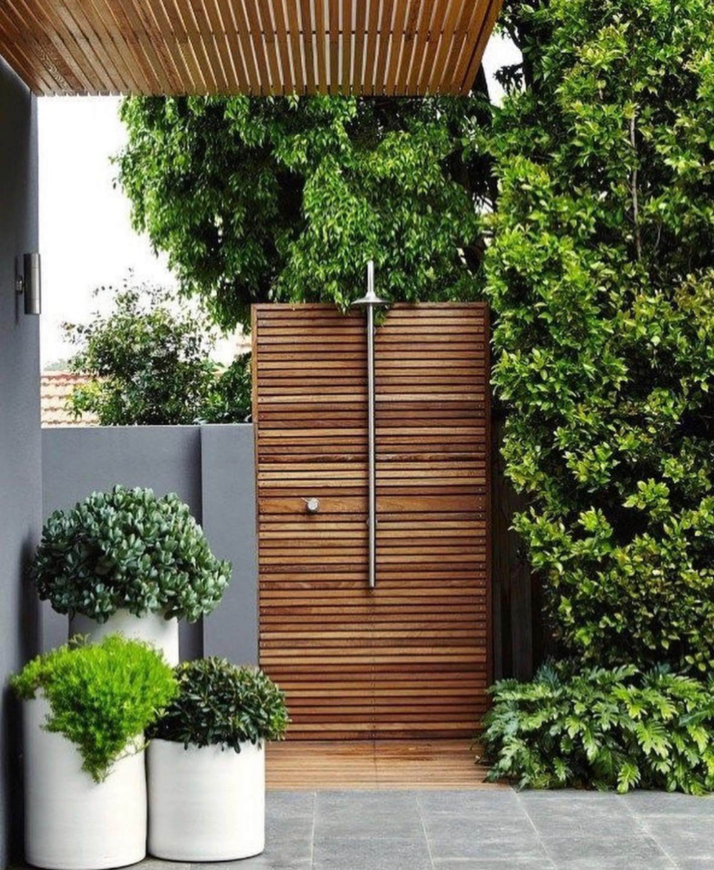 Transform Your Backyard Bliss: Creative Outdoor Shower Ideas 8