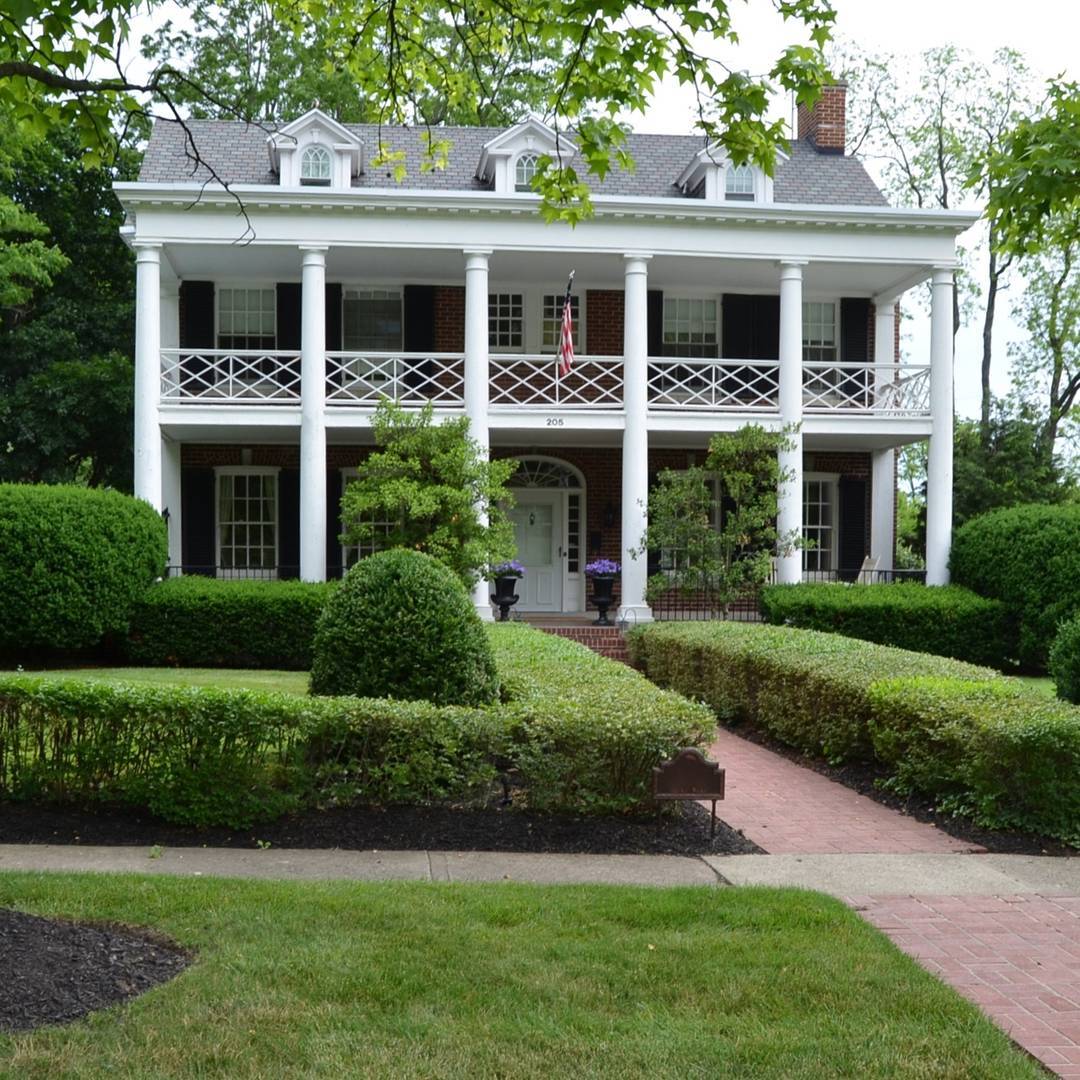 15 Stunning Double Wide Front Porch Ideas to Transform Your Home 9