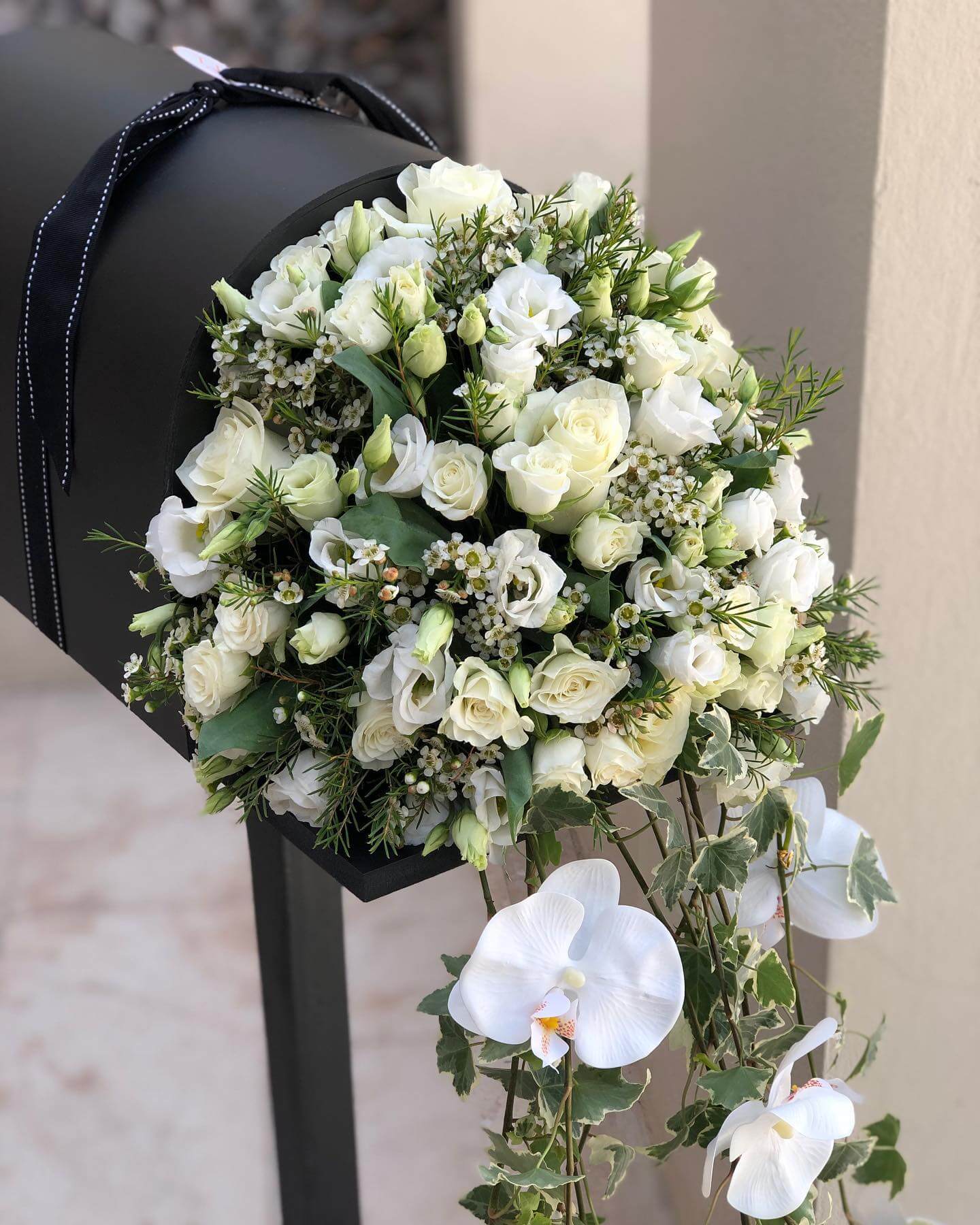 Transform Your Outdoor Space with Stunning Mailbox Flower Bed Ideas 9